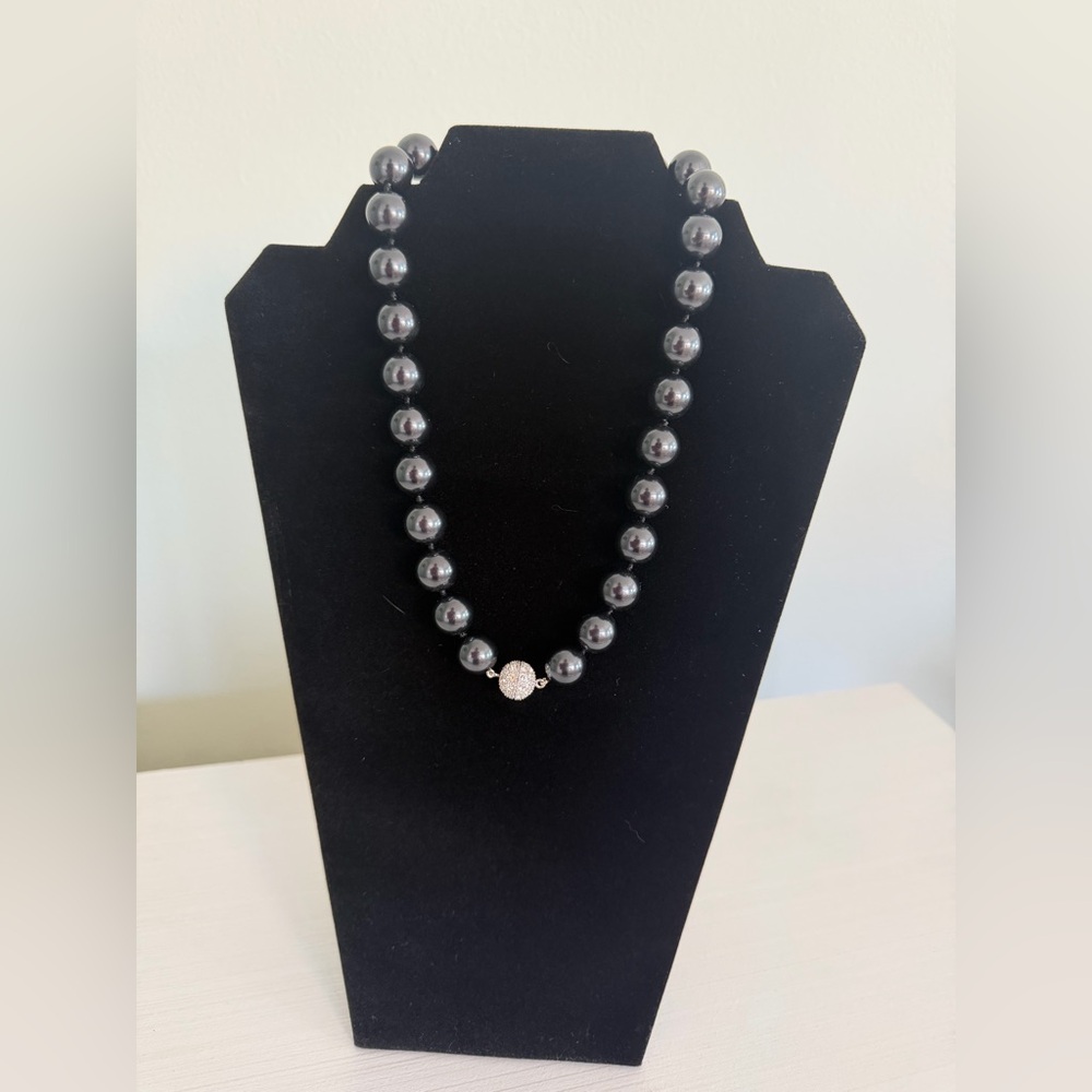 Mikimotoo-inspired Pearl  necklace in black with silver tone closure